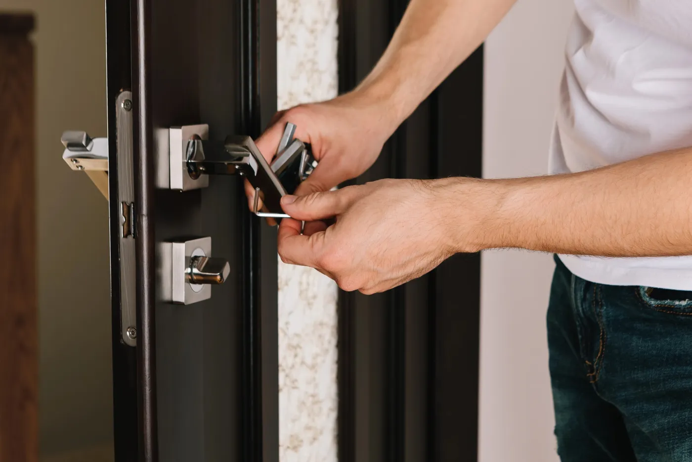 Pose des éléments d'une serrure de sûreté sur une porte d'entrée au Perreux-sur-Marne