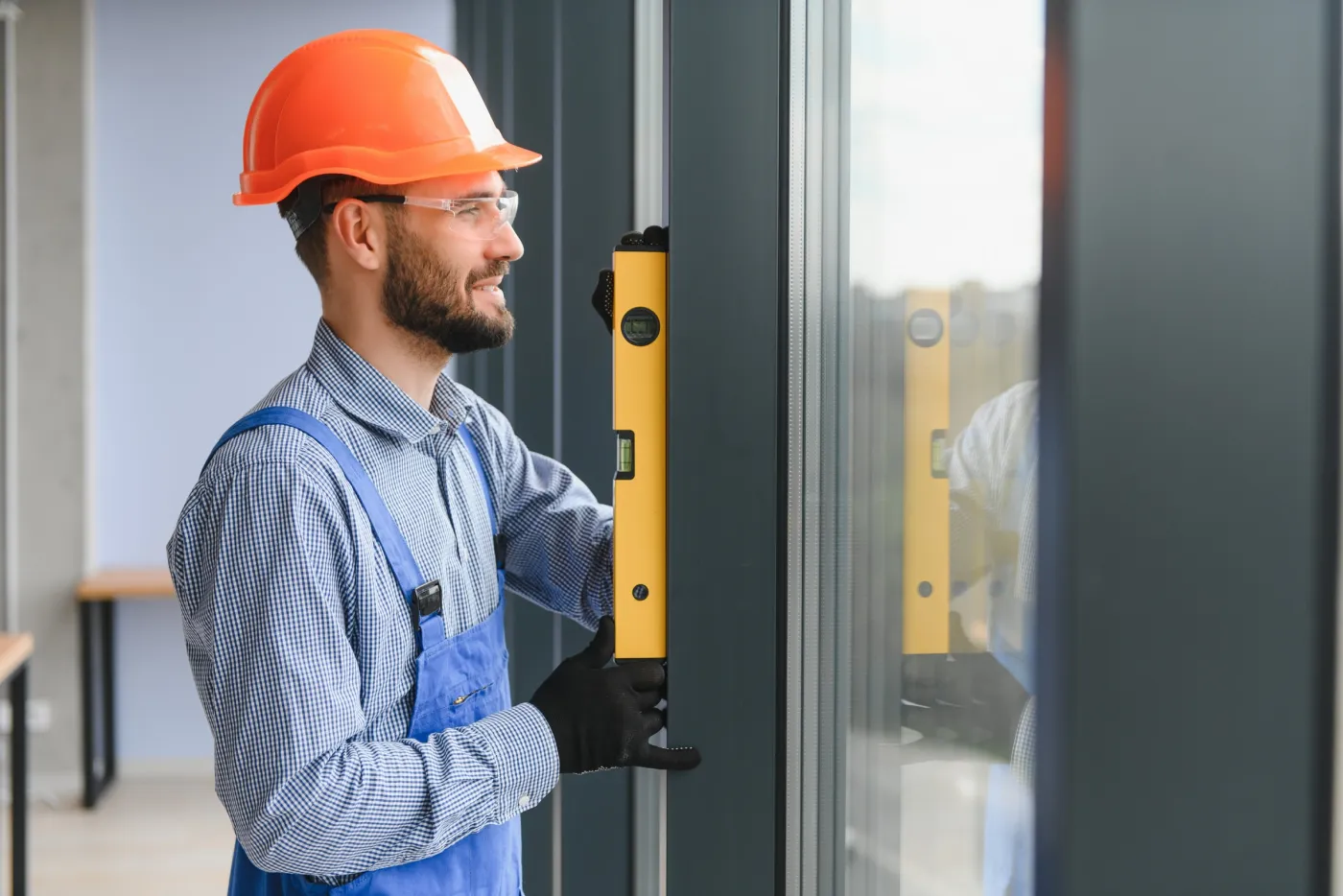 Vérification du réglage d'une porte vitrée d'entrée d'immeuble au Perreux-sur-Marne